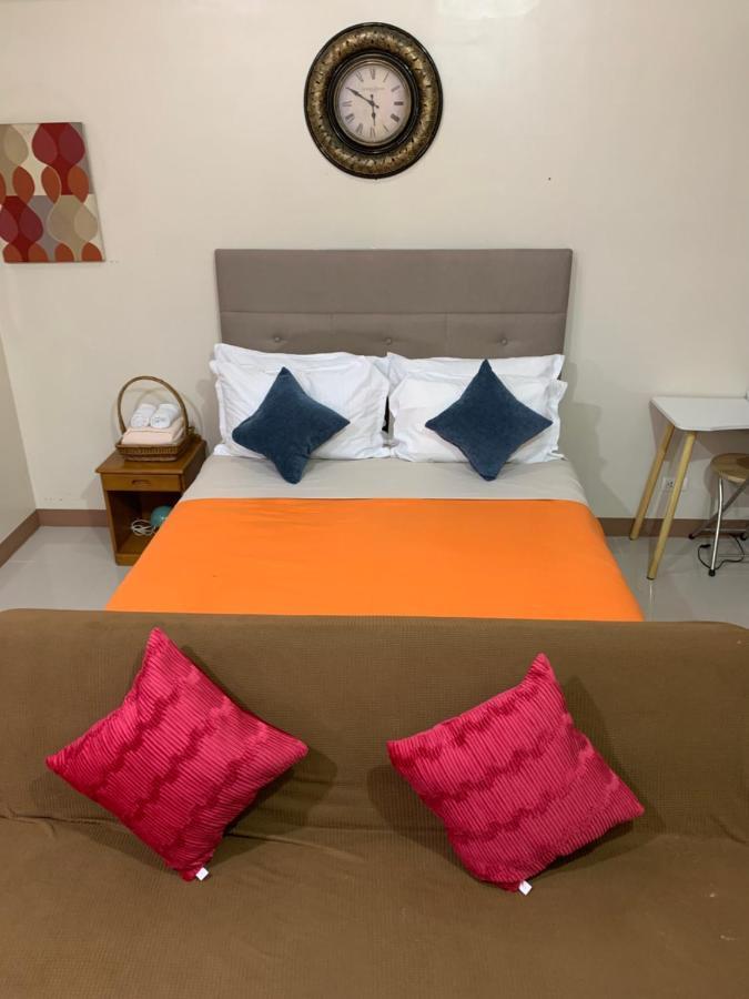 One Palm Tree Villas Condominium - Studio 2Nd Fl With Balcony - Across Terminal 3 Airport Pasay Zewnętrze zdjęcie