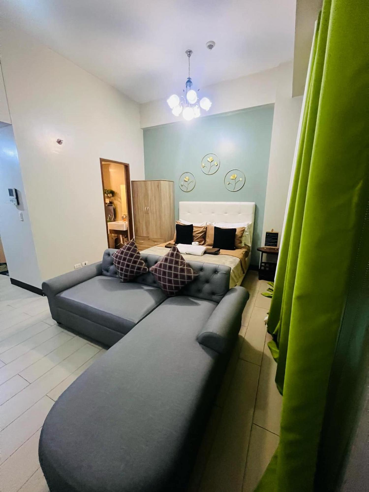 One Palm Tree Villas Condominium - Studio 2Nd Fl With Balcony - Across Terminal 3 Airport Pasay Zewnętrze zdjęcie