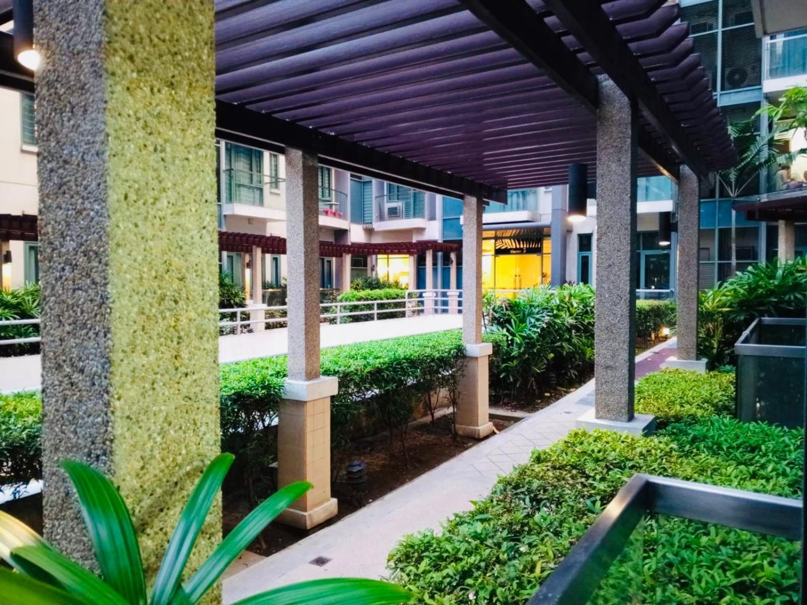 One Palm Tree Villas Condominium - Studio 2Nd Fl With Balcony - Across Terminal 3 Airport Pasay Zewnętrze zdjęcie