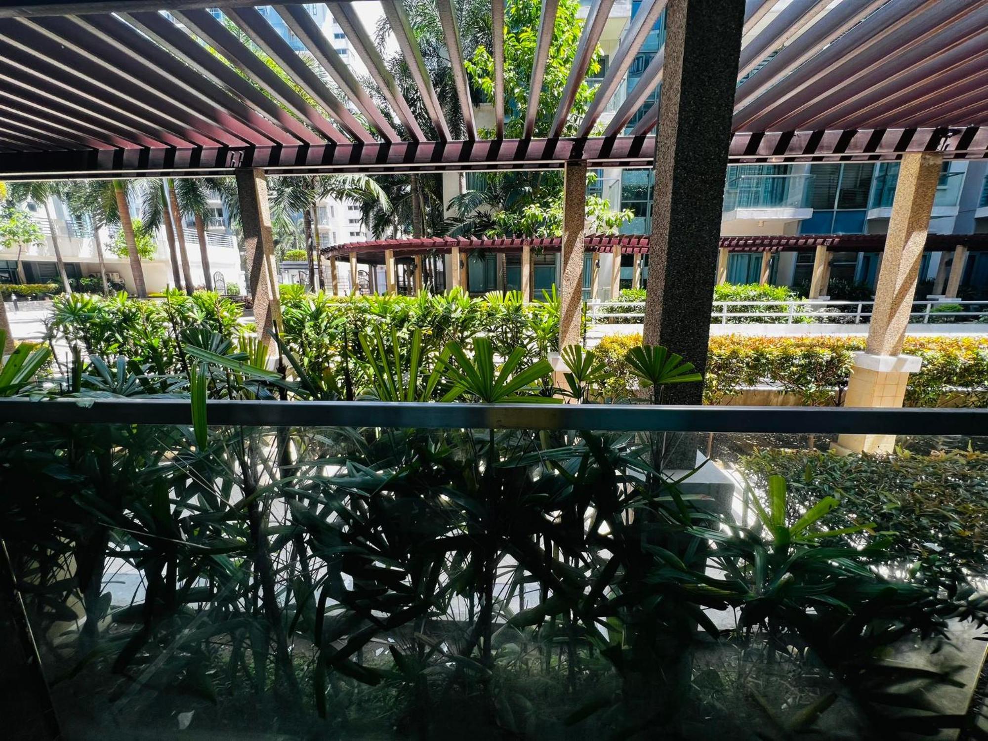 One Palm Tree Villas Condominium - Studio 2Nd Fl With Balcony - Across Terminal 3 Airport Pasay Zewnętrze zdjęcie