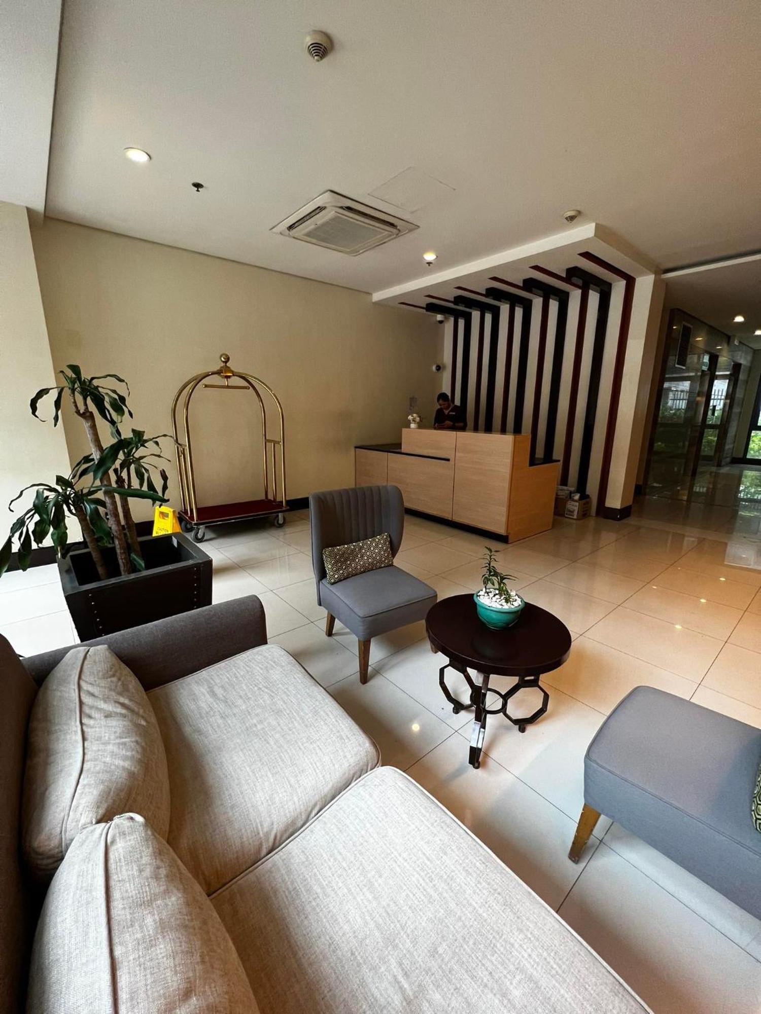 One Palm Tree Villas Condominium - Studio 2Nd Fl With Balcony - Across Terminal 3 Airport Pasay Zewnętrze zdjęcie