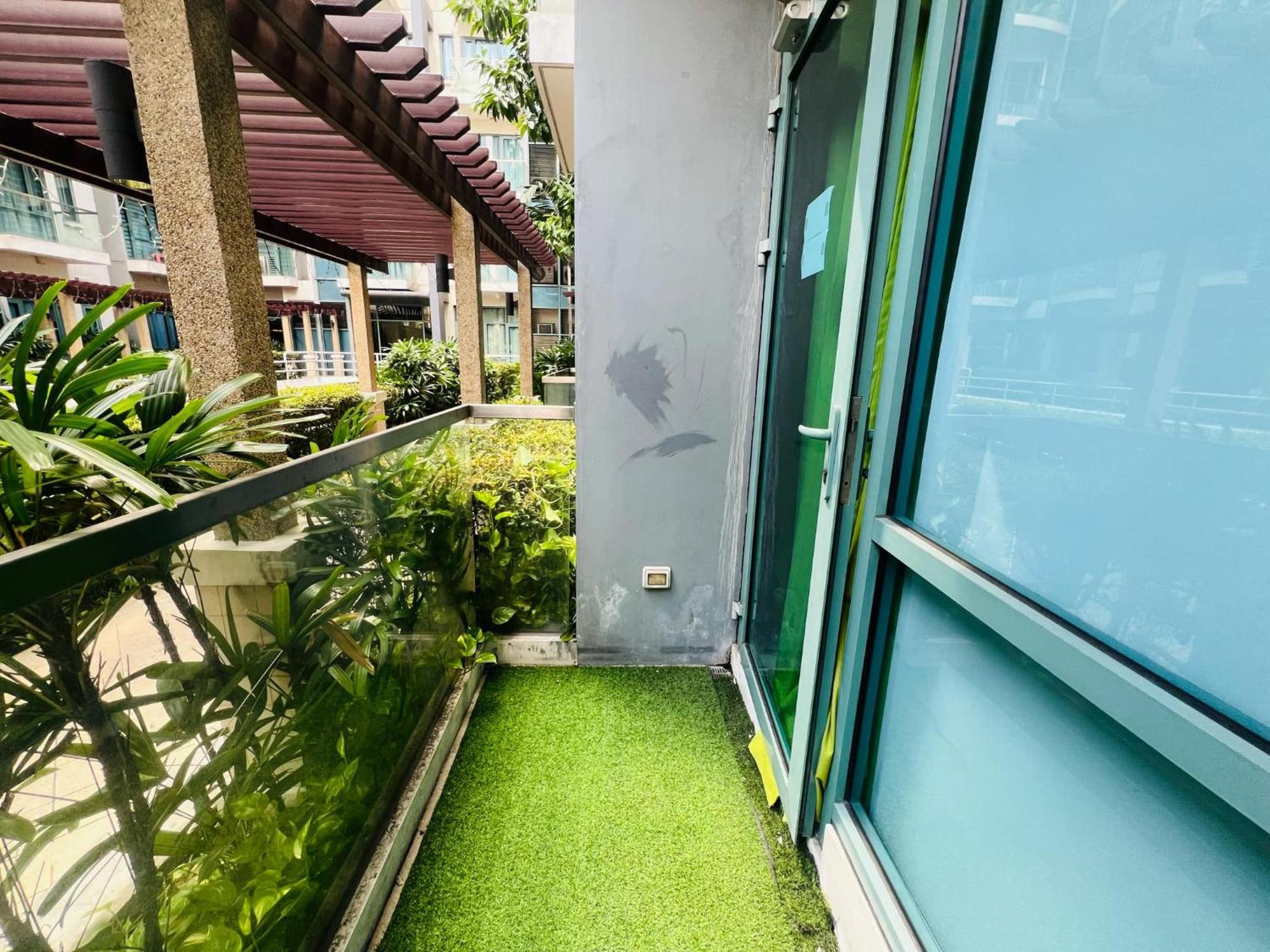 One Palm Tree Villas Condominium - Studio 2Nd Fl With Balcony - Across Terminal 3 Airport Pasay Zewnętrze zdjęcie