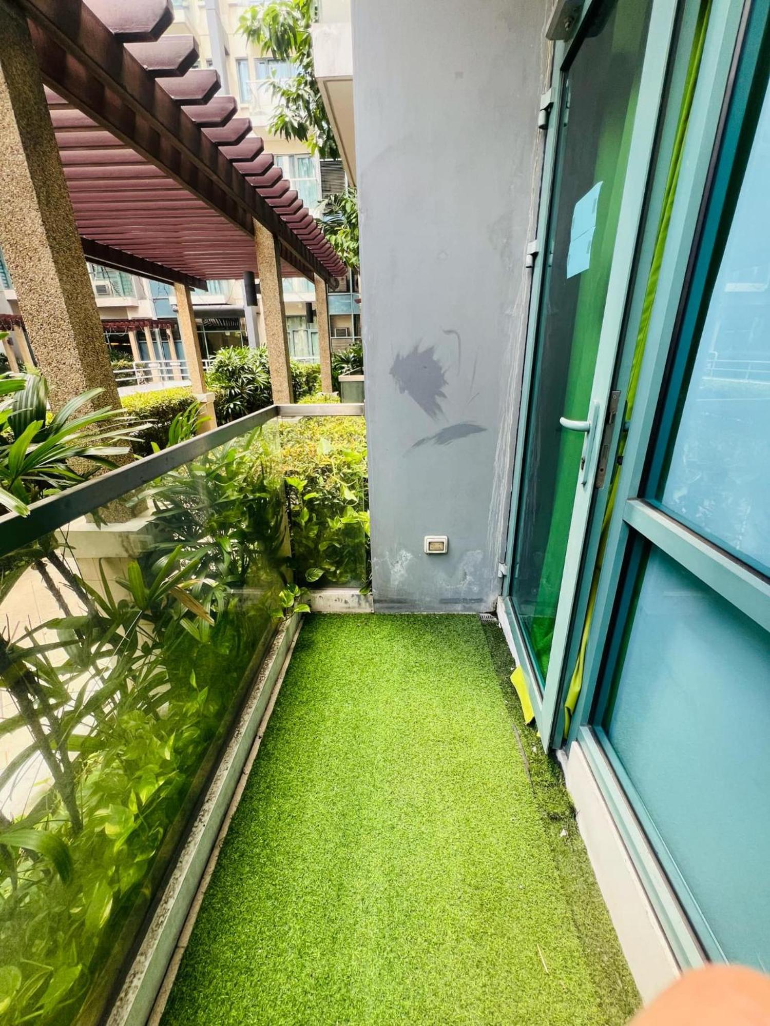 One Palm Tree Villas Condominium - Studio 2Nd Fl With Balcony - Across Terminal 3 Airport Pasay Zewnętrze zdjęcie