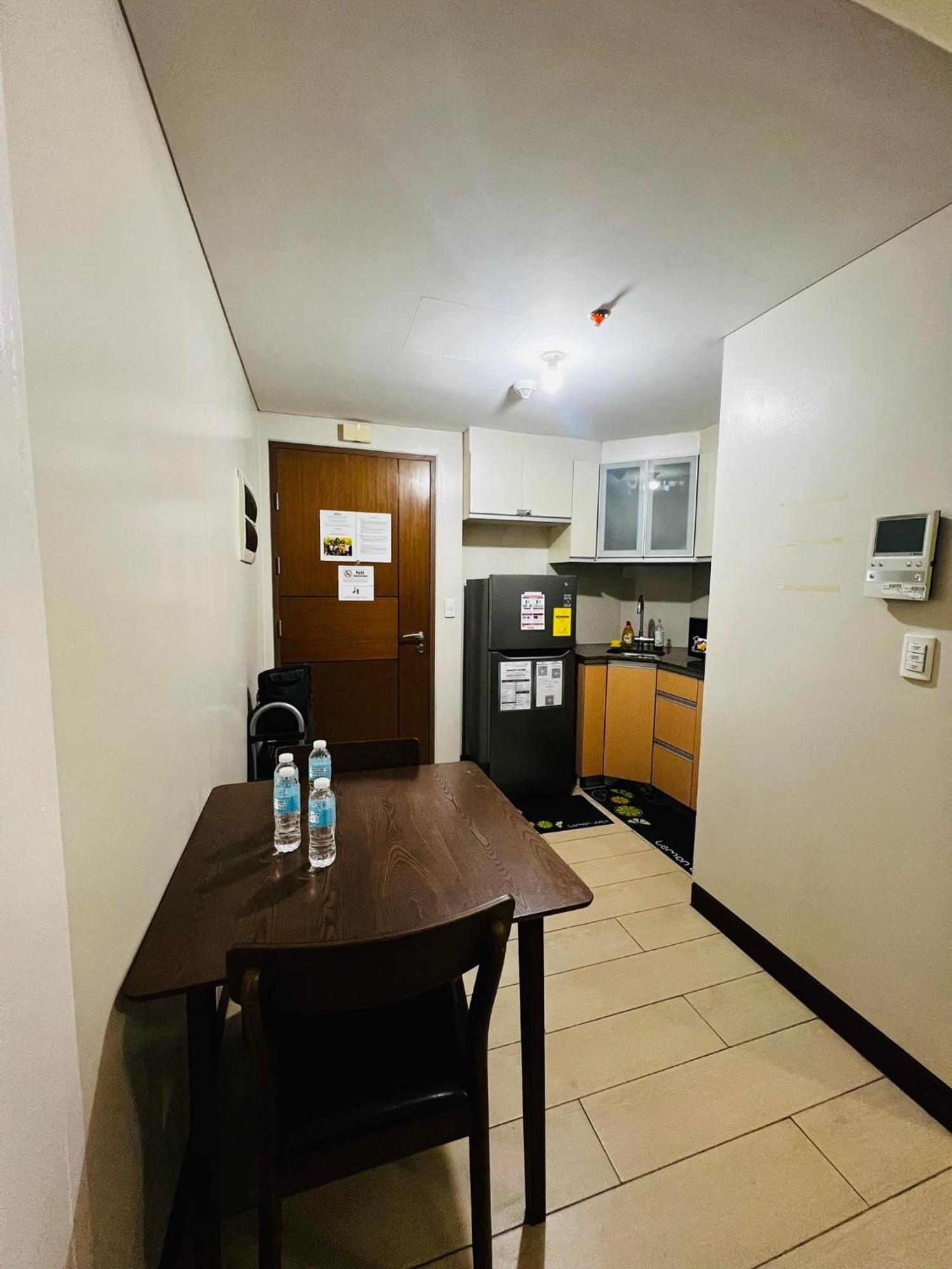 One Palm Tree Villas Condominium - Studio 2Nd Fl With Balcony - Across Terminal 3 Airport Pasay Zewnętrze zdjęcie