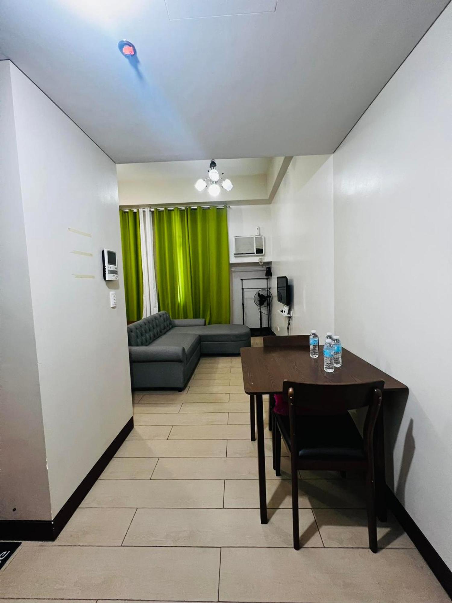 One Palm Tree Villas Condominium - Studio 2Nd Fl With Balcony - Across Terminal 3 Airport Pasay Zewnętrze zdjęcie