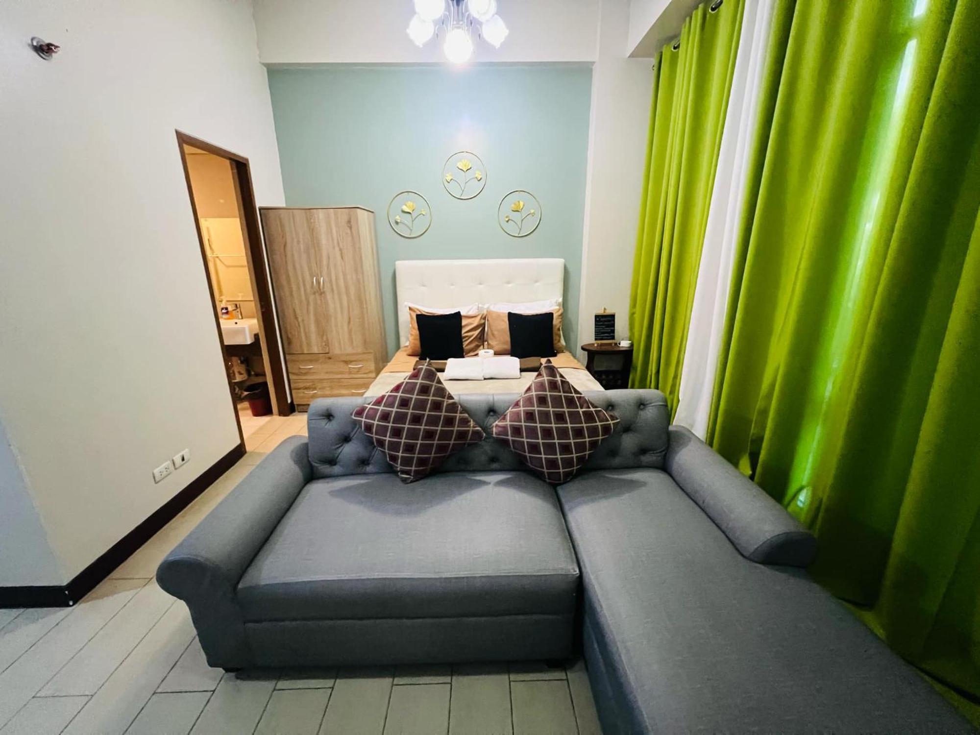 One Palm Tree Villas Condominium - Studio 2Nd Fl With Balcony - Across Terminal 3 Airport Pasay Zewnętrze zdjęcie