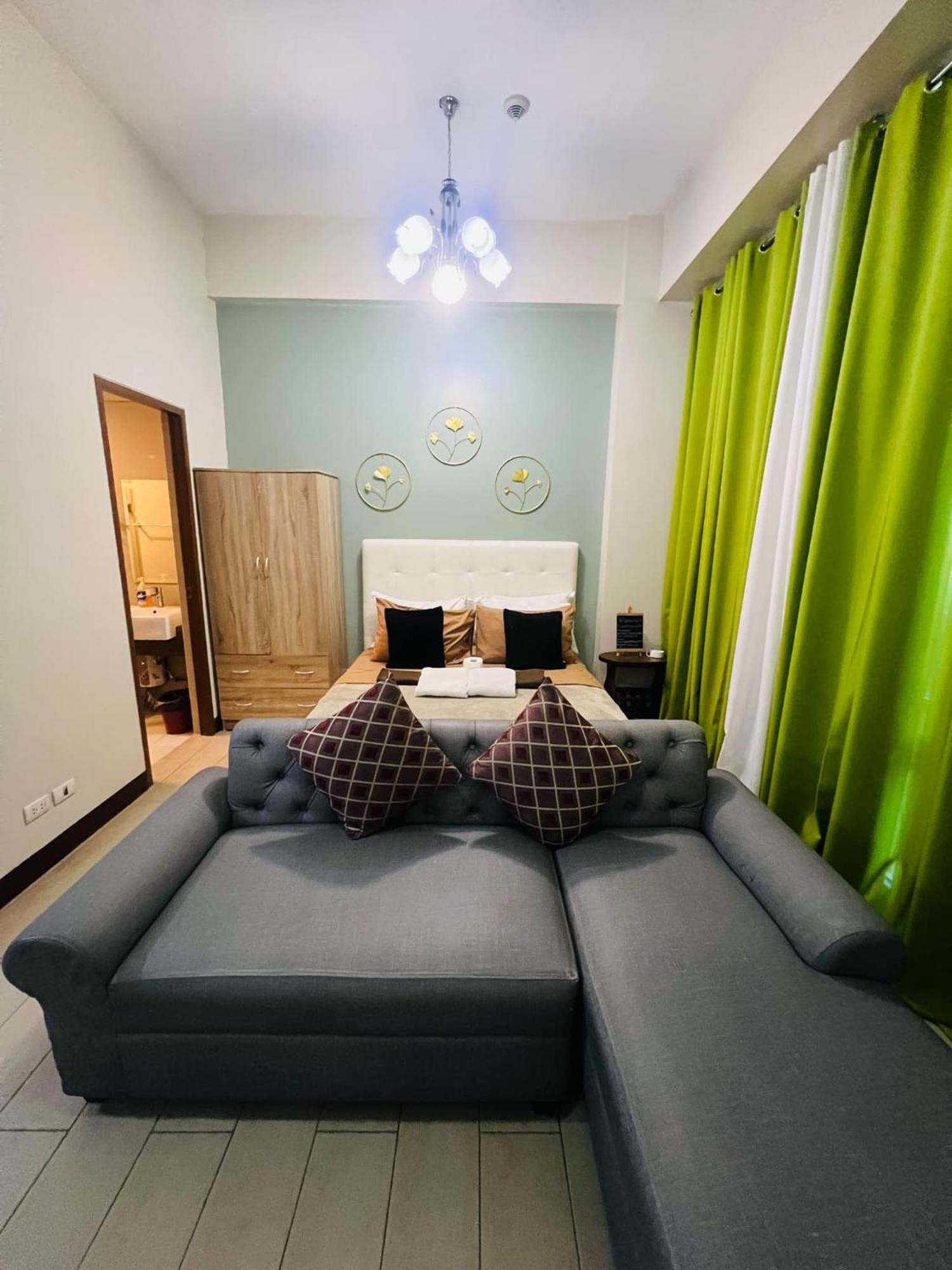 One Palm Tree Villas Condominium - Studio 2Nd Fl With Balcony - Across Terminal 3 Airport Pasay Zewnętrze zdjęcie